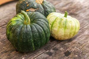 herbstlicher Hintergrund. natürliche herbstherbstansichtkürbise auf hölzernem hintergrund. inspirierende oktober- oder septembertapete. Wechsel der Jahreszeiten reifes Bio-Lebensmittel-Konzept, Halloween-Party-Erntedankfest foto