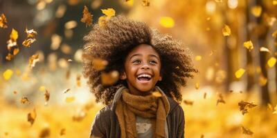 glücklich jung afrikanisch amerikanisch Mädchen spielen im das fallen Blätter mit Raum zum Copyspace zum Text foto