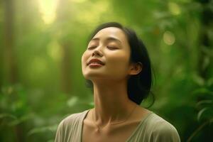 Frau entspannt Atmung frisch Luft im ein Grün Wald beim natürlich ,generativ ai. foto