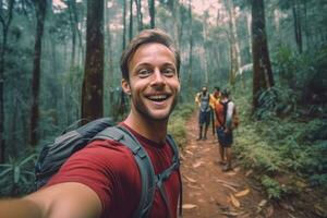 Reise Blogger Mann nehmen Selfie , Trekking und filmen im Ziel wald.generativ ai. foto