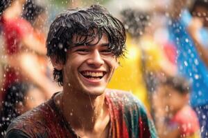 schließen oben glücklich jung Mann amerikanisch auf spielen Wasser , Songkran Wasser Festival Thailand, generativ ai foto