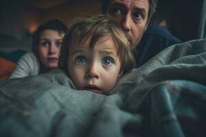 Familie Aufpassen ein Grusel Film Schlafzimmer beim Zuhause, generativ ai. foto