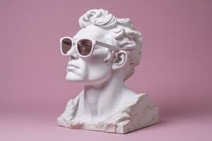 das Kopf von ein Weiß mythologisch Statue mit modisch Rosa Brille auf seine Augen, Rahmen im Profil. ai generativ foto