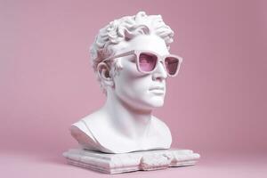 das Kopf von ein Weiß mythologisch Statue mit modisch Rosa Brille auf seine Augen, Rahmen im Profil. ai generativ foto