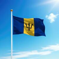 winken Flagge von Barbados auf Fahnenstange mit Himmel Hintergrund. foto