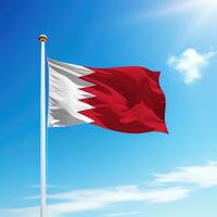 winken Flagge von Bahrain auf Fahnenstange mit Himmel Hintergrund. foto