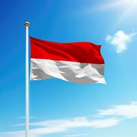 winken Flagge von Indonesien auf Fahnenstange mit Himmel Hintergrund. foto