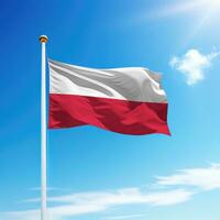 winken Flagge von Polen auf Fahnenstange mit Himmel Hintergrund. foto