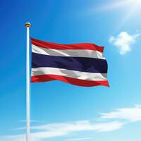 winken Flagge von Thailand auf Fahnenstange mit Himmel Hintergrund. foto