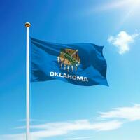 winken Flagge von Oklahoma ist ein Zustand von vereinigt Zustände auf Fahnenstange foto