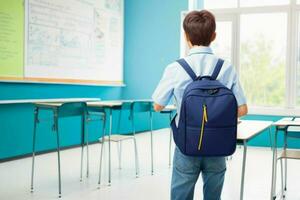 zurück Aussicht von ein Schüler mit ein Rucksack Stehen im das Klassenzimmer. ai generativ Profi Foto