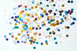 multi farbig Konfetti Einzelheiten zum Neu Jahr Feier isoliert auf ein Weiß Hintergrund foto