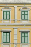 Muster Fenster von kolonial Stil Gebäude foto
