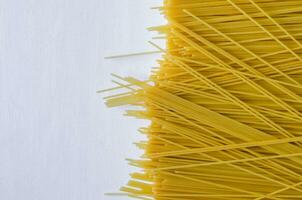 Fettucini Spaghetti isoliert auf Weiß Hintergrund foto