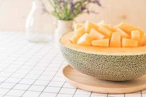 frische Cantaloupe-Melone zum Nachtisch auf dem Tisch foto