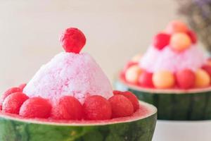 Wassermelonen-Bingsu-Dessert auf dem Tisch foto