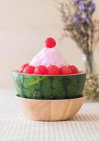 Wassermelonen-Bingsu-Dessert auf dem Tisch foto