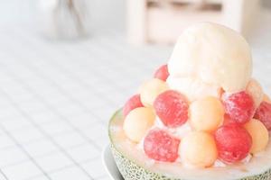 Eismelonen-Bingsu, berühmtes koreanisches Eis auf dem Tisch foto