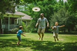 ein Familie Spiel von Frisbeescheibe auf Väter Tag foto