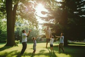 ein Familie Spiel von Frisbeescheibe auf Väter Tag foto