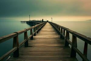 ein lange Seebrücke Dehnen weit in das Meer foto