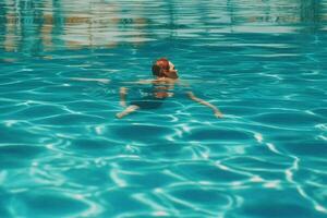 Lernen zu schwimmen beim das Schwimmbad foto