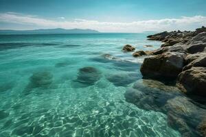 heiter Blau Wasser Läppen gegen das Ufer foto