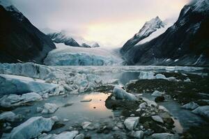 das atemberaubend Schönheit von ein Sommer- Gletscher foto