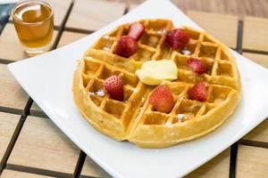 Butterwaffel mit Honig und Erdbeere - Dessert foto