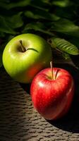 ein rot Apfel und ein Grün Apfel beleuchtet durch gesprenkelt Sonnenlicht Filtern durch Blätter, Erstellen ein abspielen von Licht und Schatten. Vertikale, ai generiert. foto