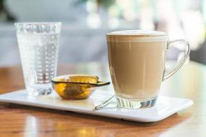 heiße Latte Kaffeetasse im Café foto