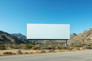 Plakatwand zeigt an leeren Berg Landschaft Blau Himmel foto