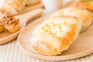 Brot mit Mais und Mayonnaise auf dem Tisch foto