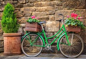 grünes Fahrrad mit Blumen foto