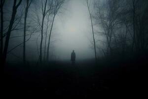 dunkel Silhouette Stehen im Nebel Gehen allein foto