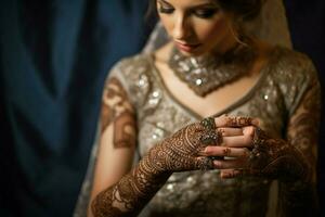 elegant Braut Henna schmücken Hand und Schönheit foto