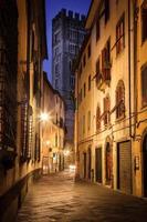 eine straße in lucca, italien foto