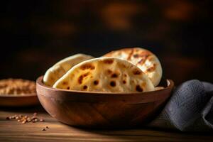 frisch gebacken Naan Brot im rustikal Holz Schüssel foto