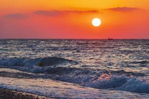der schönste bunte sonnenuntergang am strand von ialysos rhodos griechenland. foto