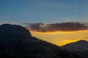 schöner bunter sonnenaufgang über den bergen angra dos reis brasilien. foto