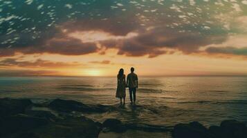 ein Mann und ein Mädchen sind suchen beim das Meer foto