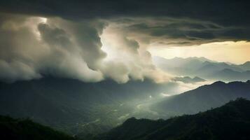 dick Wolken im Himmel Über Berge nach Nachwirkungen foto