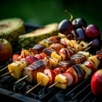 Spieße von frisch Obst einschließlich Ananas Pfirsich foto