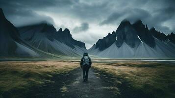 ein leeren Straße mit Berge im das Hintergrund foto