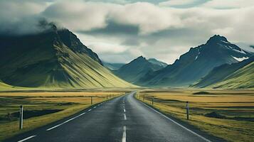 ein leeren Straße mit Berge im das Hintergrund foto