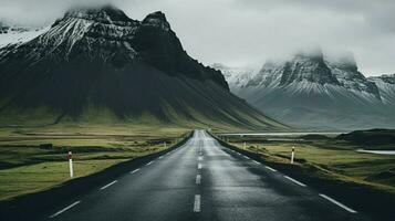 ein leeren Straße mit Berge im das Hintergrund foto