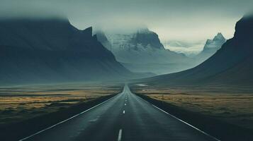 ein leeren Straße mit Berge im das Hintergrund foto