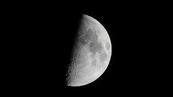 Mond im ersten Viertel mit Teleskop gesehen foto