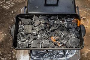 Kohlen werden in einem BBQ-Grill verbrannt foto