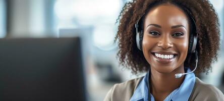 afrikanisch schwarz Frau Anruf Center Kunde Unterstützung mit Headset foto